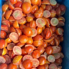 जमे हुए चेरी टमाटर के आधे भाग